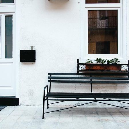 Black & White Apartment With A Gift Soft Panda Budapest Eksteriør billede