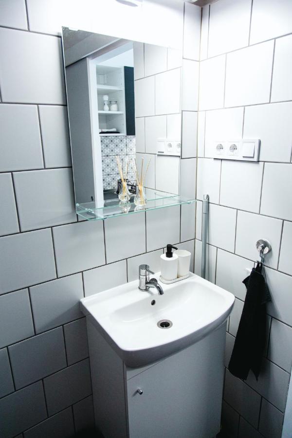 Black & White Apartment With A Gift Soft Panda Budapest Eksteriør billede