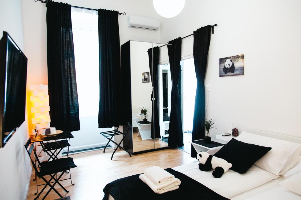 Black & White Apartment With A Gift Soft Panda Budapest Eksteriør billede