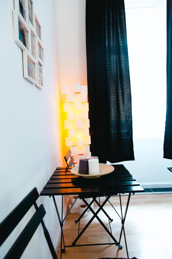 Black & White Apartment With A Gift Soft Panda Budapest Eksteriør billede