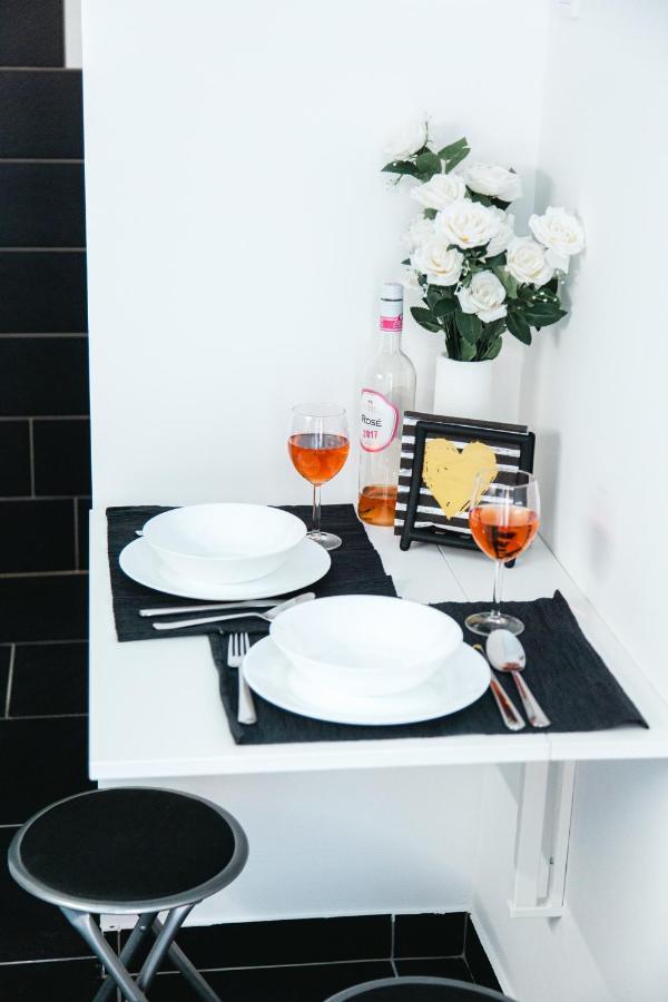 Black & White Apartment With A Gift Soft Panda Budapest Eksteriør billede