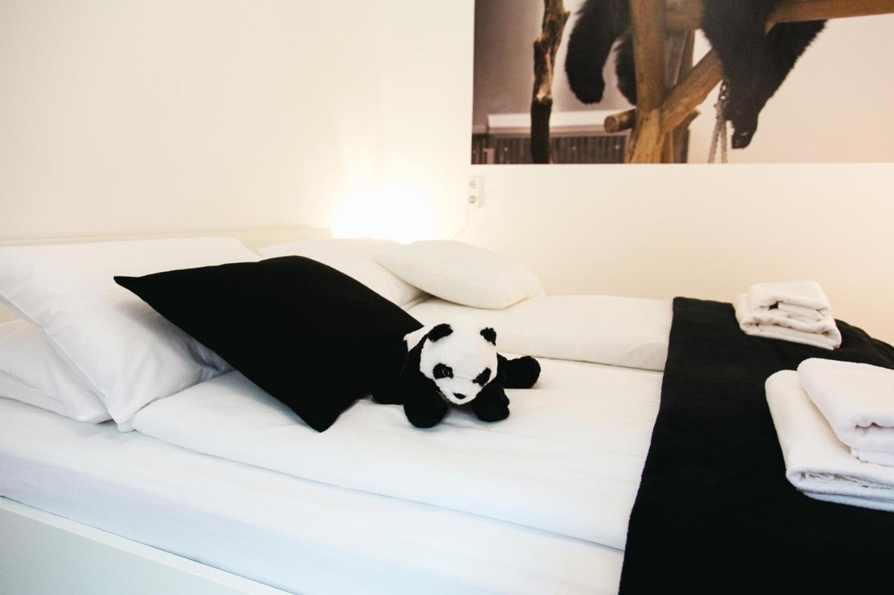 Black & White Apartment With A Gift Soft Panda Budapest Eksteriør billede