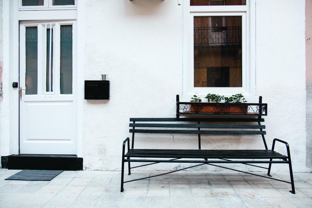 Black & White Apartment With A Gift Soft Panda Budapest Eksteriør billede