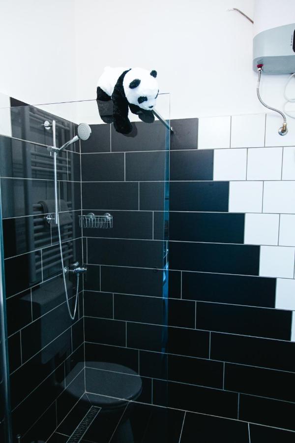 Black & White Apartment With A Gift Soft Panda Budapest Eksteriør billede