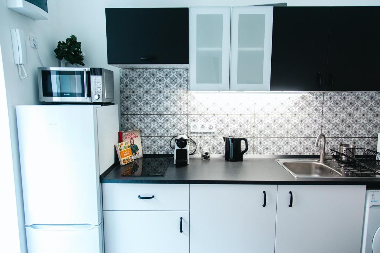 Black & White Apartment With A Gift Soft Panda Budapest Eksteriør billede
