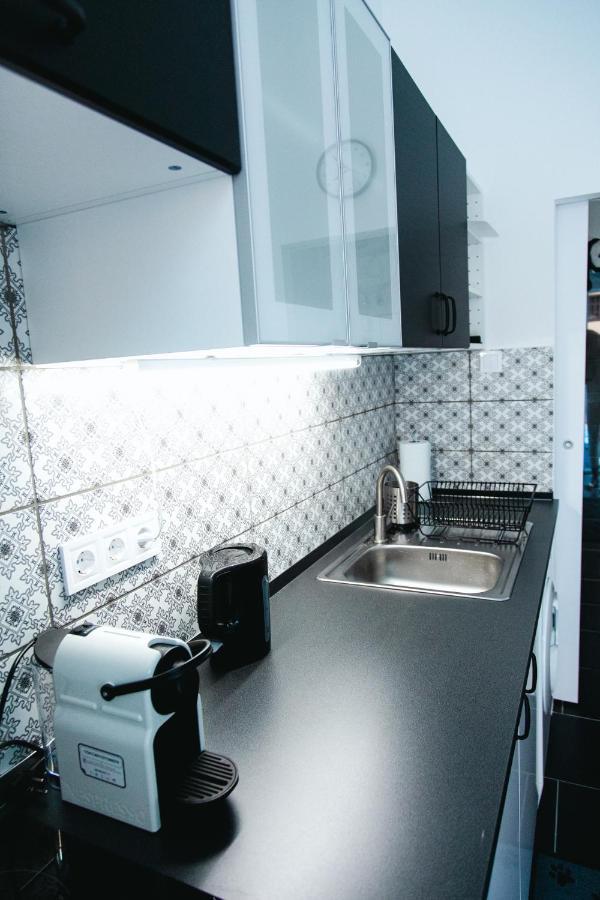 Black & White Apartment With A Gift Soft Panda Budapest Eksteriør billede