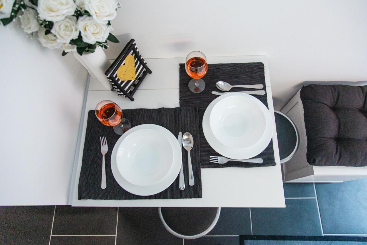 Black & White Apartment With A Gift Soft Panda Budapest Eksteriør billede