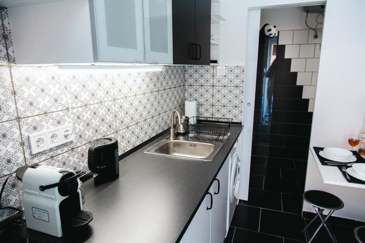 Black & White Apartment With A Gift Soft Panda Budapest Eksteriør billede