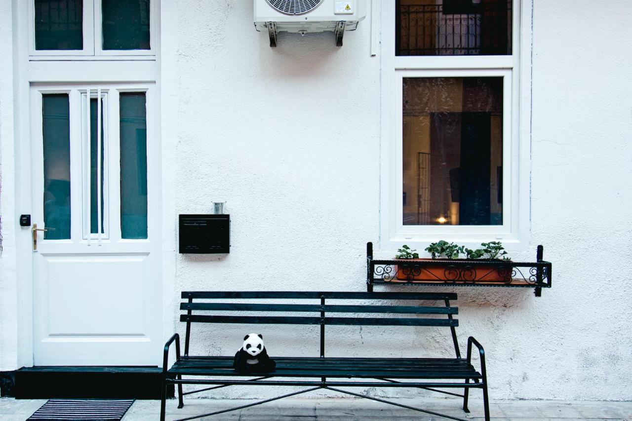 Black & White Apartment With A Gift Soft Panda Budapest Eksteriør billede