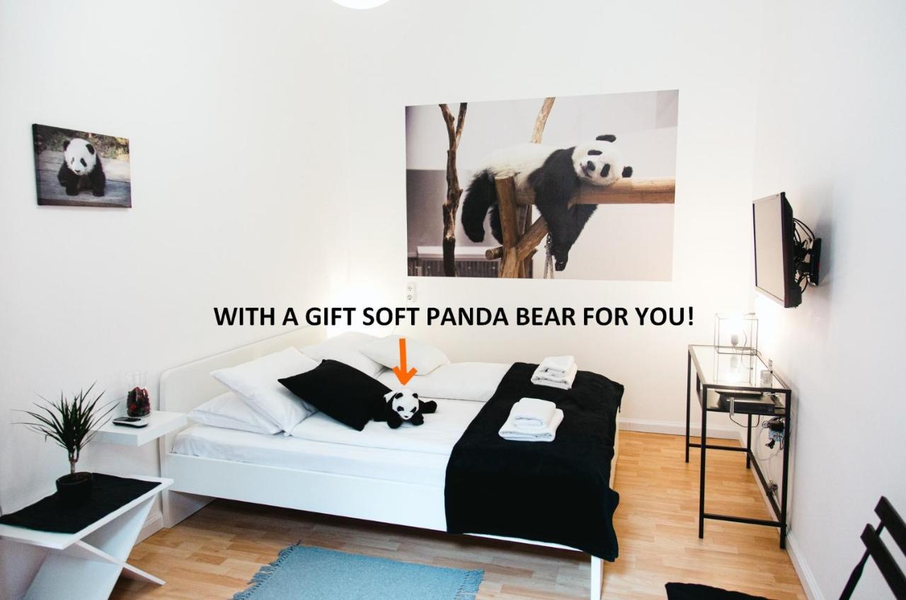 Black & White Apartment With A Gift Soft Panda Budapest Eksteriør billede